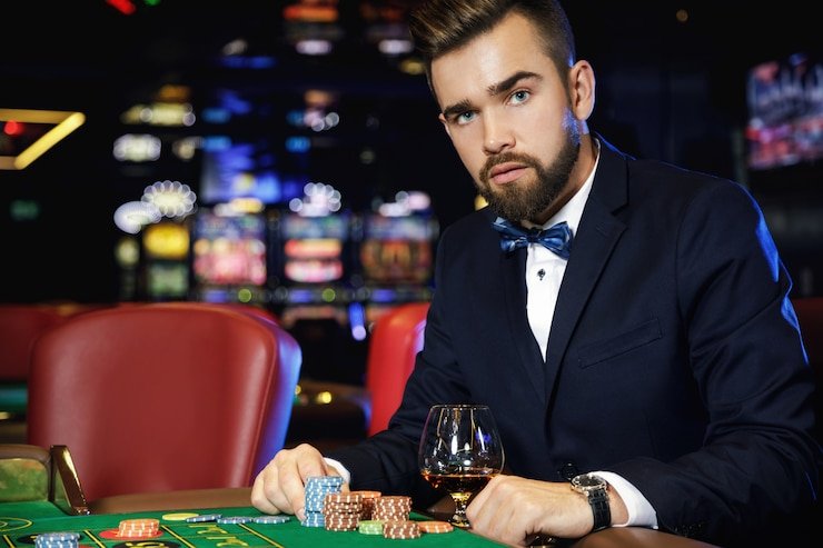 Diamond Empire slot interface showing expanding reels, bonus counter, and payout table